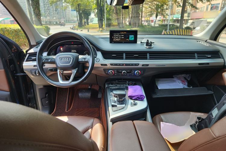 Used Audi Q7 2019 55 TFSI Technology Edition Center Console