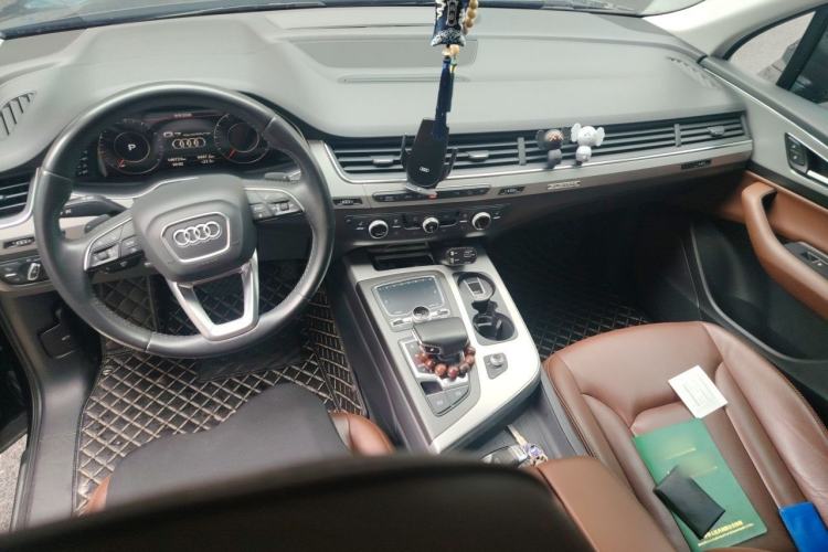 Used Audi Q7 2019 45 TFSI Comfort Model Center Console