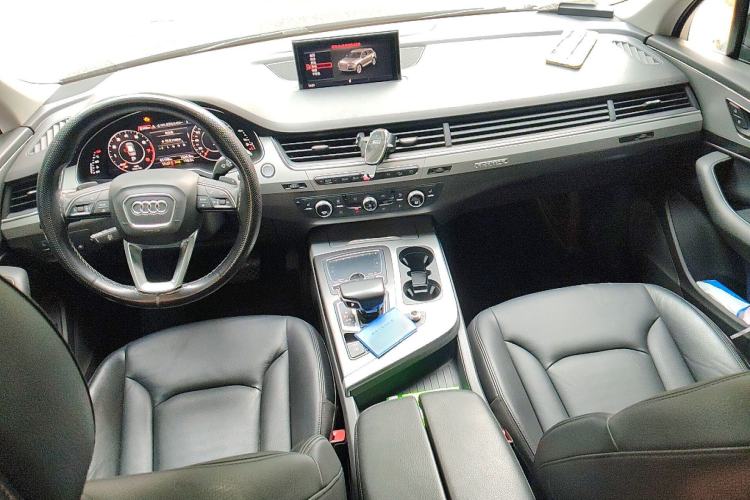 Used Audi Q7 2019 55 TFSI Technology Edition Center Console