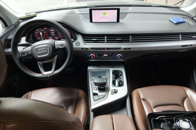 Used Audi Q7 2019 55 TFSI Technology Edition Center Console
