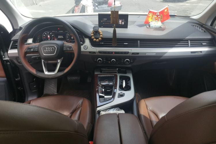 Used Audi Q7 2019 45 TFSI Comfort Model Center Console