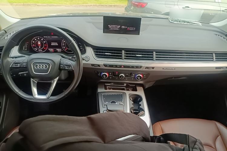 Used Audi Q7 2019 45 TFSI Comfort Model Center Console
