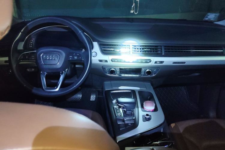 Used Audi Q7 2019 55 TFSI Technology Edition Center Console