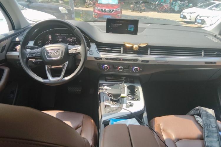 Used Audi Q7 2019 45 TFSI Comfort Model Center Console