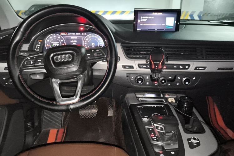 Used Audi Q7 2019 45 TFSI Comfort Model Center Console