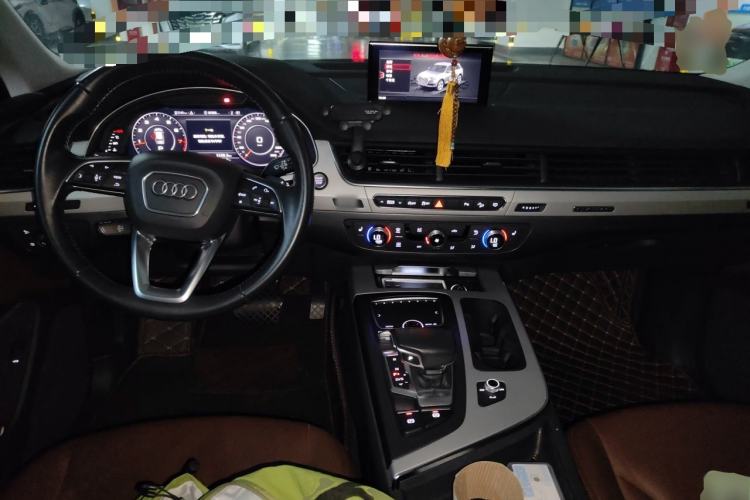 Used Audi Q7 2019 45 TFSI Comfort Model Center Console