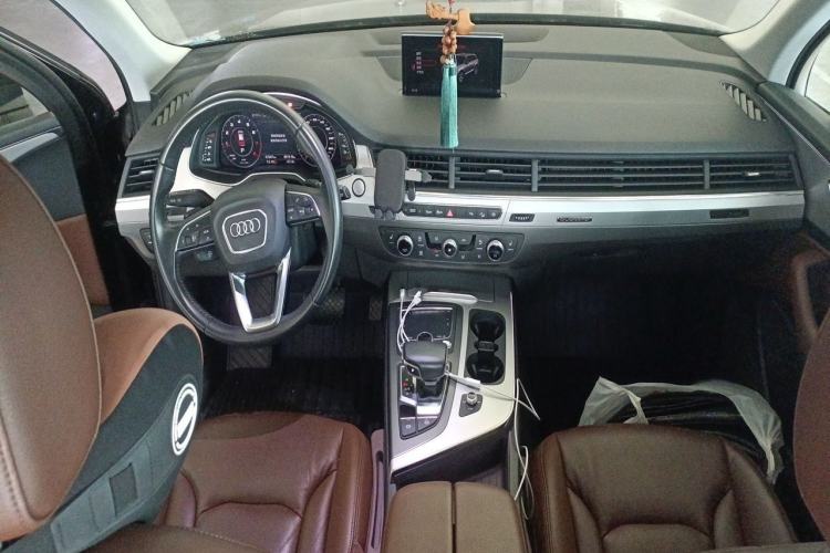 Used Audi Q7  Center Console