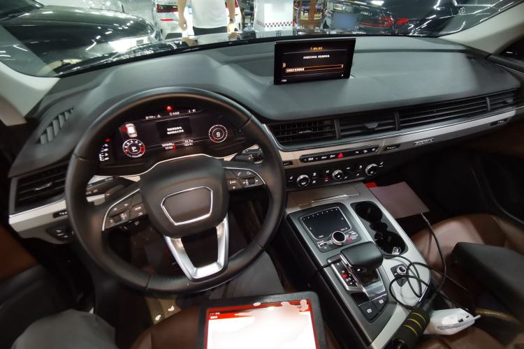 Used Audi Q7 2019 45 TFSI Comfort Model Center Console
