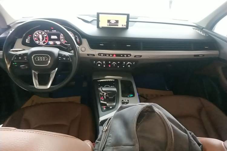 Used Audi Q7 2019 55 TFSI Technology Edition Center Console