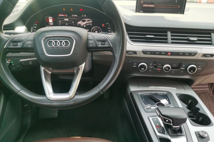 Used Audi Q7 2019 45 TFSI Comfort Model Center Console
