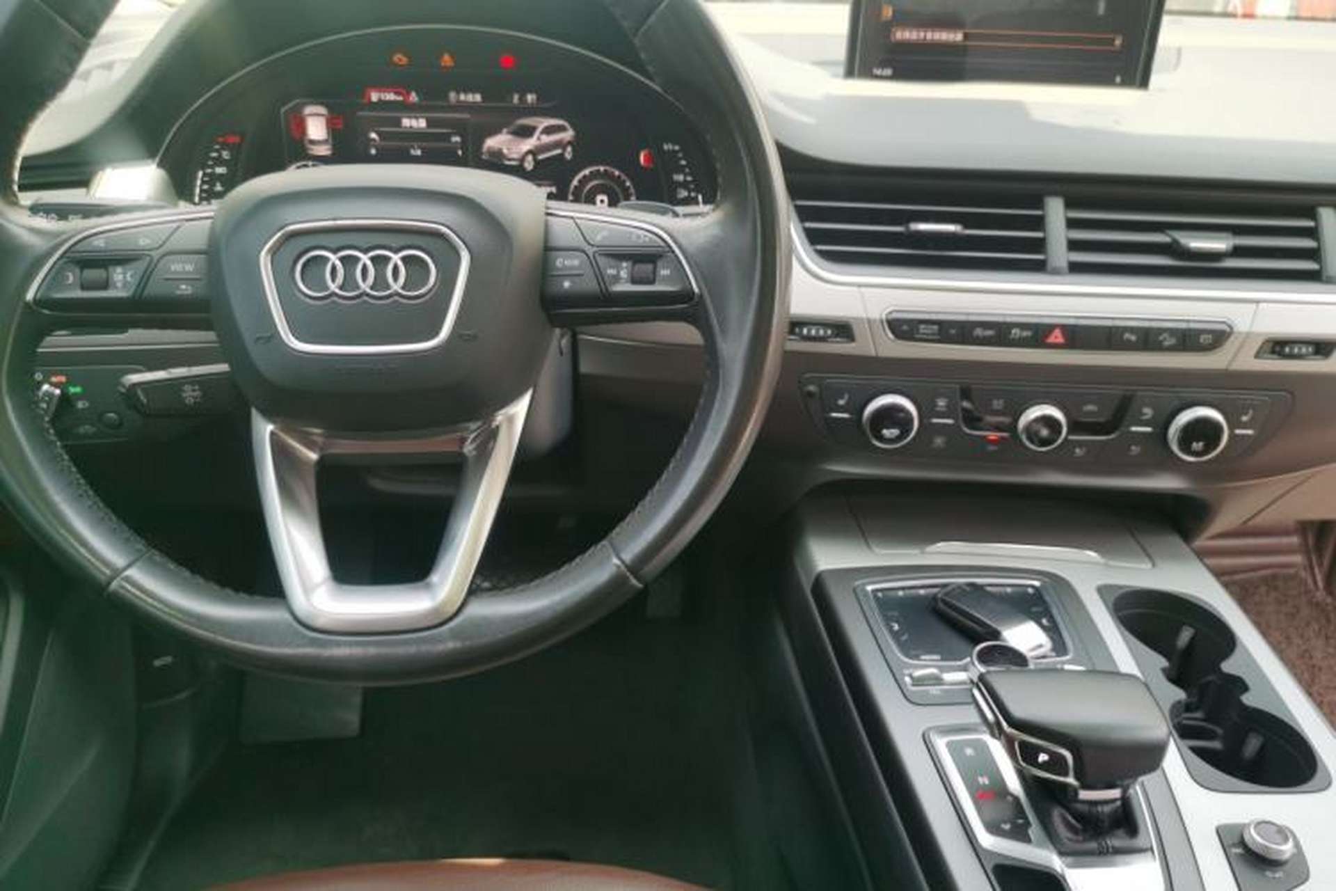 Used Audi Q7 2019 45 TFSI Comfort Model Center Console