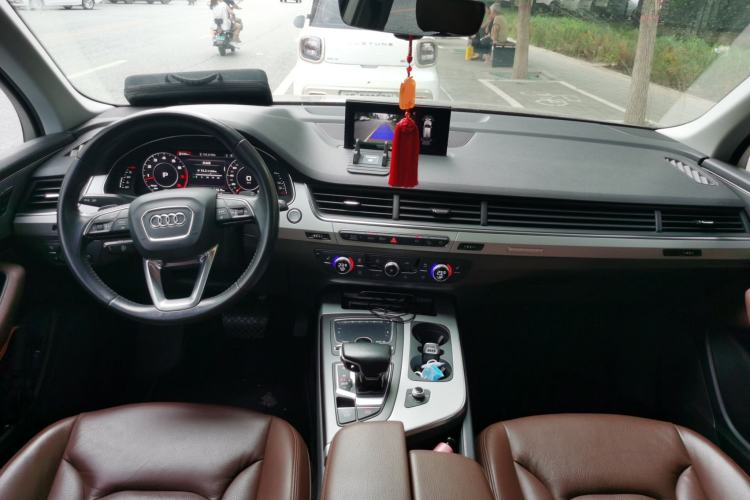 Used Audi Q7 2019 55 TFSI Technology Edition Center Console
