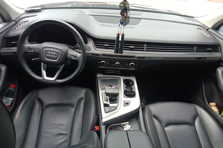 Used Audi Q7 2019 45 TFSI Comfort Model Center Console