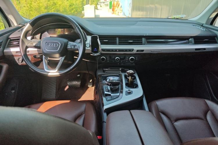 Used Audi Q7 2019 55 TFSI Technology Edition Center Console