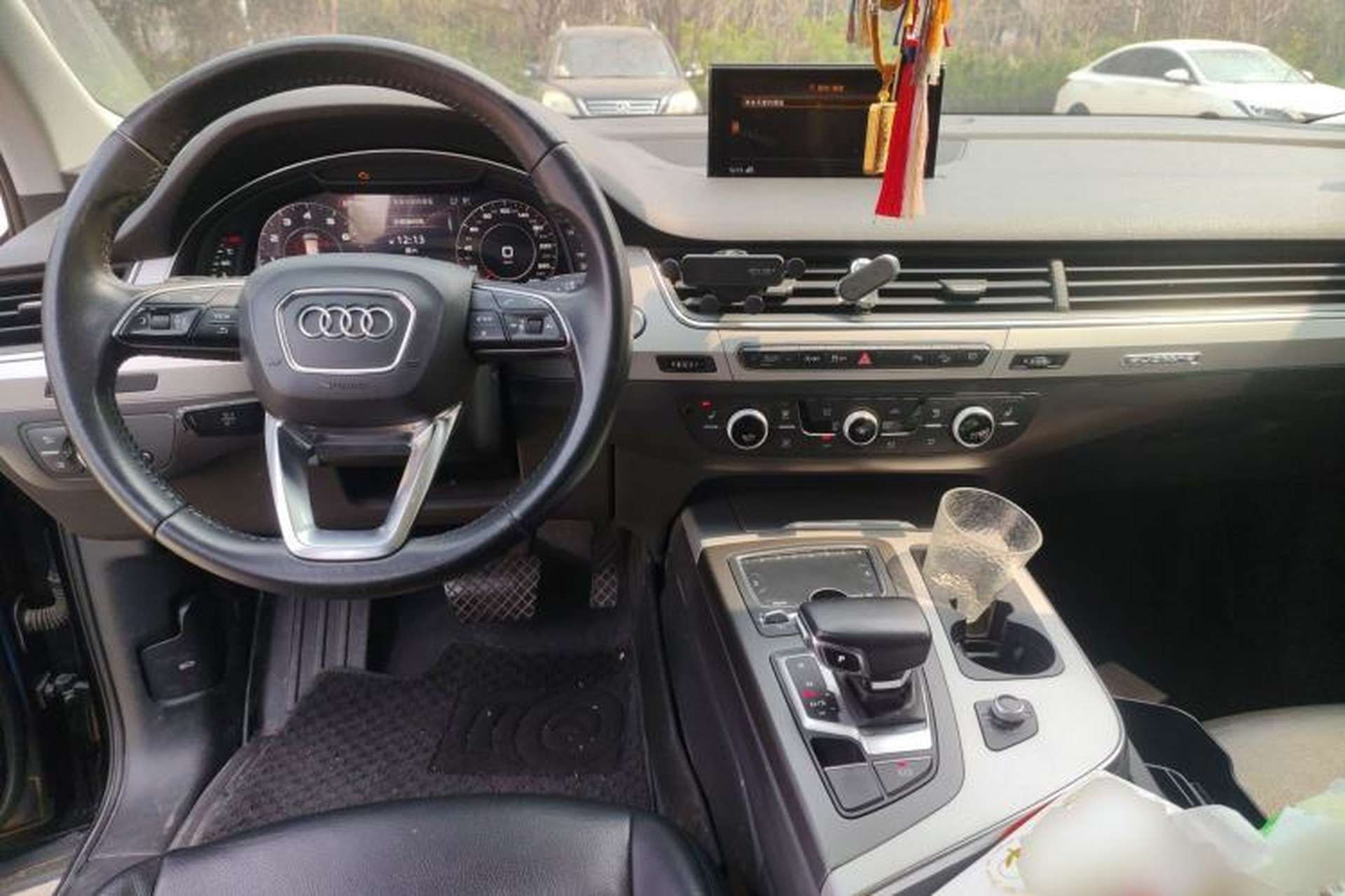 Used Audi Q7 2019 45 TFSI Comfort Model Center Console