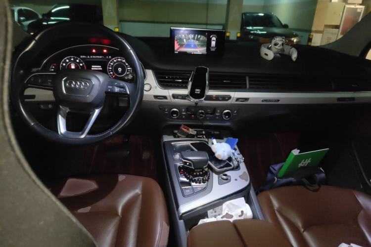 Used Audi Q7 2019 55 TFSI Technology Edition Center Console