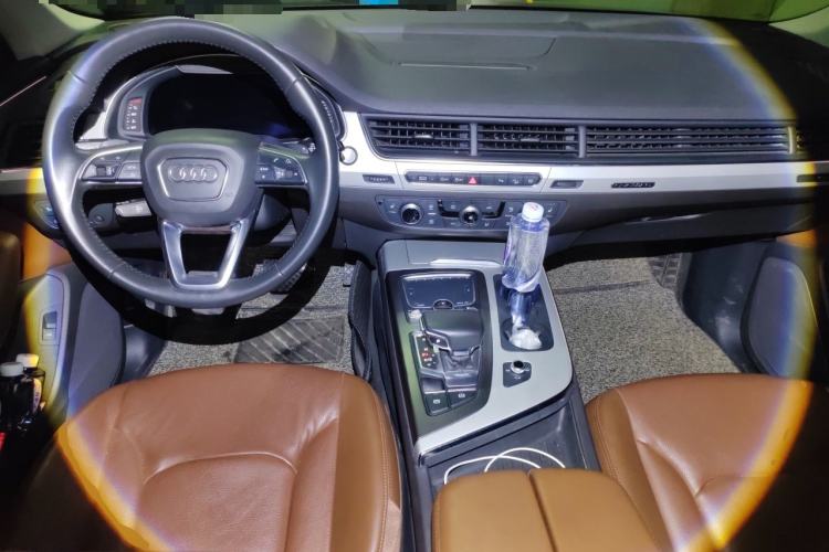 Used Audi Q7 2019 55 TFSI Technology Edition Center Console