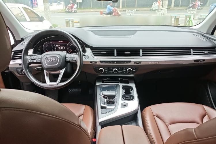 Used Audi Q7 2019 45 TFSI Comfort Model Center Console