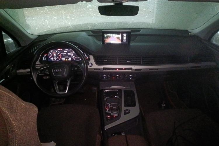 Used Audi Q7 2019 55 TFSI Technology Edition Center Console