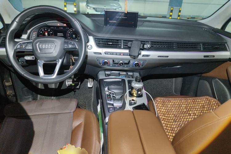 Used Audi Q7 2019 45 TFSI Comfort Model Center Console