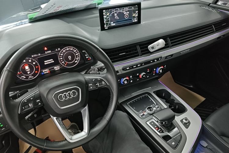 Used Audi Q7 2019 45 TFSI Comfort Model Center Console
