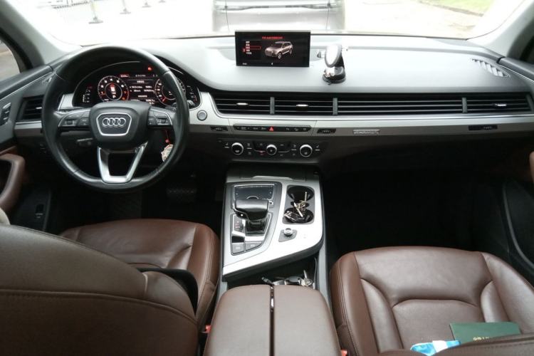 Used Audi Q7 2019 45 TFSI Comfort Model Center Console