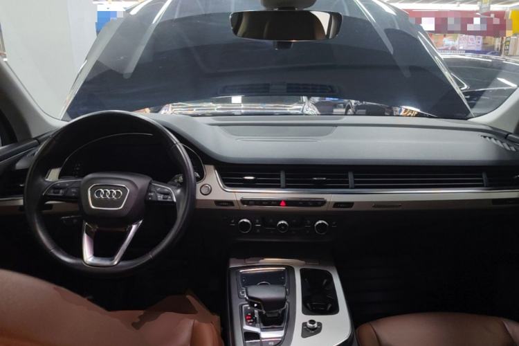 Used Audi Q7 2019 55 TFSI Technology Edition Center Console