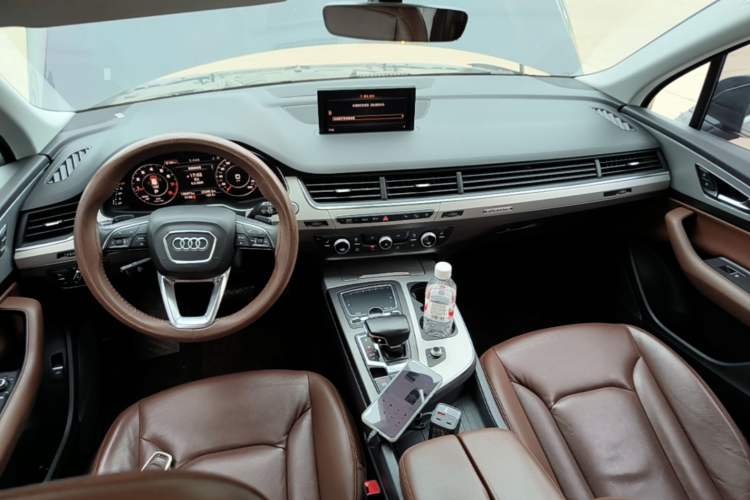 Used Audi Q7 2019 45 TFSI Comfort Model Center Console