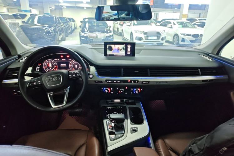 Used Audi Q7 2019 45 TFSI Comfort Model Center Console