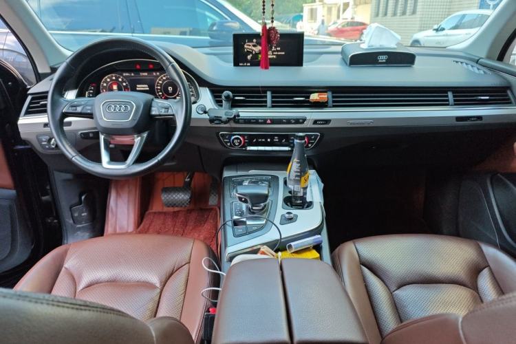 Used Audi Q7 2019 45 TFSI Comfort Model Center Console