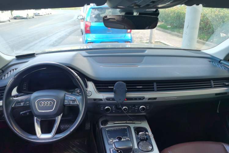 Used Audi Q7 2019 45 TFSI Comfort Model Center Console