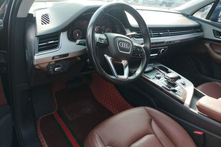 Used Audi Q7 2019 55 TFSI Technology Edition Center Console