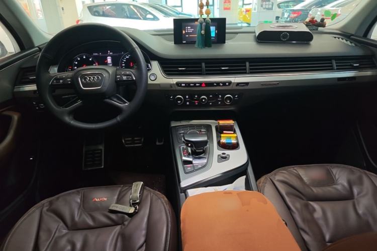 Used Audi Q7 2019 2.0T Standard Model Middle East Center Console