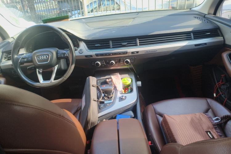 Used Audi Q7 2019 45 TFSI Comfort Model Center Console