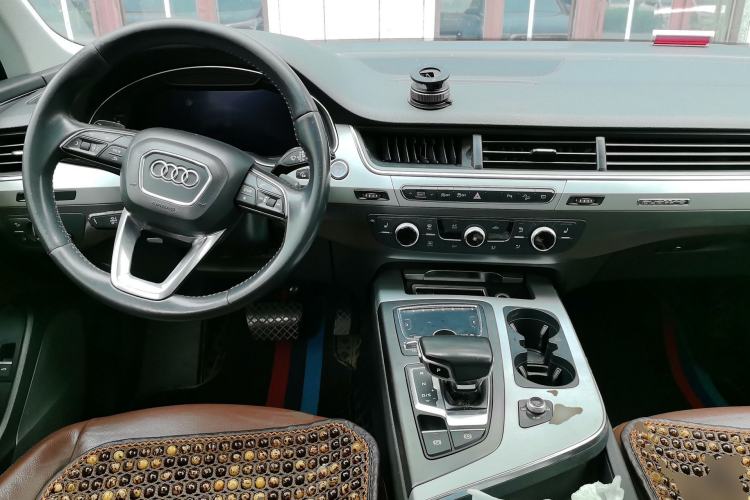 Used Audi Q7 2019 45 TFSI Comfort Model Center Console