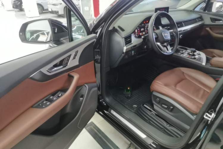 Used Audi Q7 2019 55 TFSI Technology Edition Driver Seat
