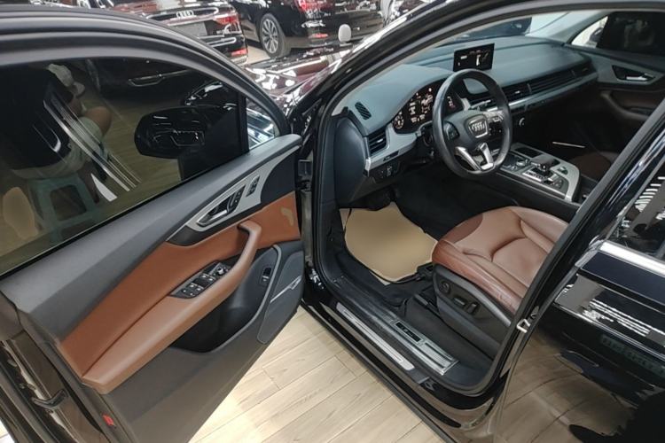 Used Audi Q7 2019 55 TFSI Technology Edition Driver Seat