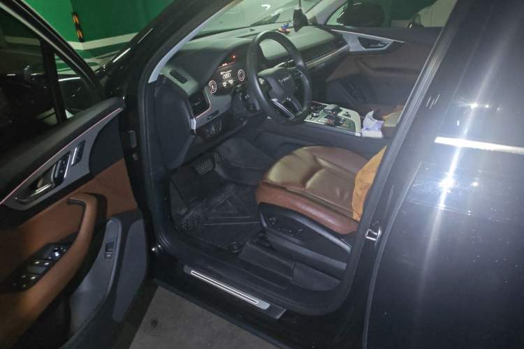 Used Audi Q7 2019 55 TFSI Technology Edition Driver Seat