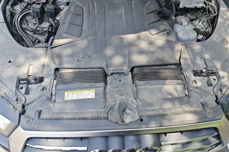 Used Audi Q7  Engine Bay