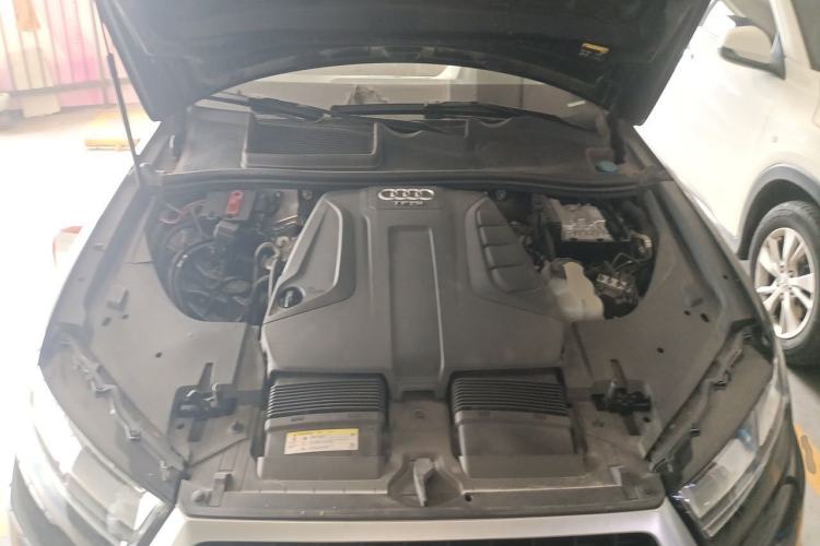 Used Audi Q7  Engine Bay