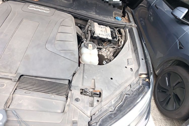 Used Audi Q7 2019 45 TFSI Comfort Model Engine Bay Left