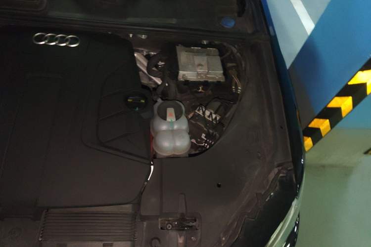 Used Audi Q7 2019 55 TFSI Technology Edition Engine Bay Left