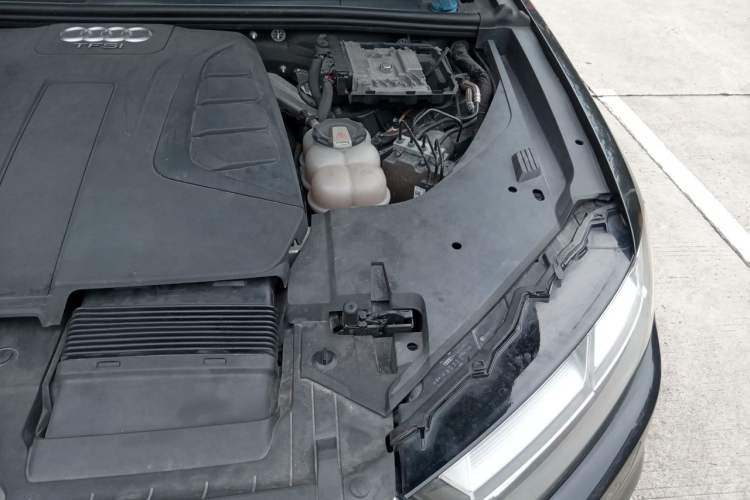 Used Audi Q7 2019 45 TFSI Comfort Model Engine Bay Left