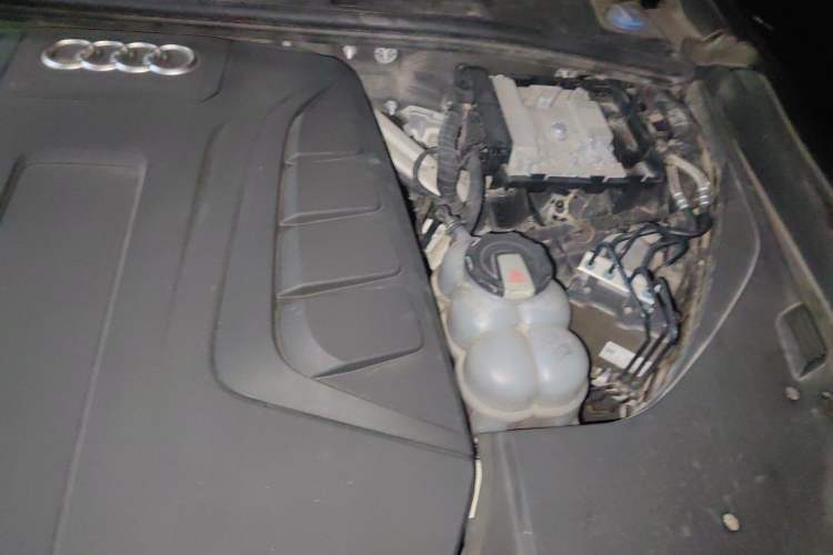 Used Audi Q7 2019 45 TFSI Comfort Model Engine Bay Left