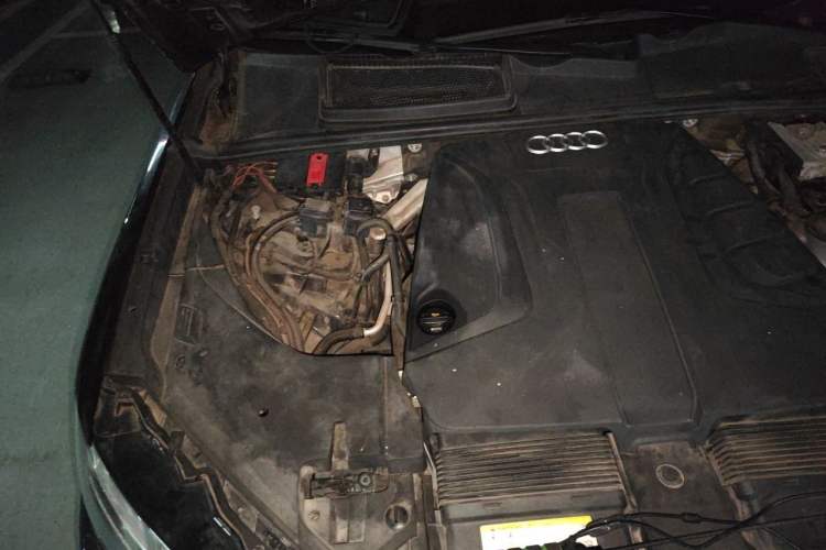 Used Audi Q7 2019 45 TFSI Comfort Model Engine Bay Right