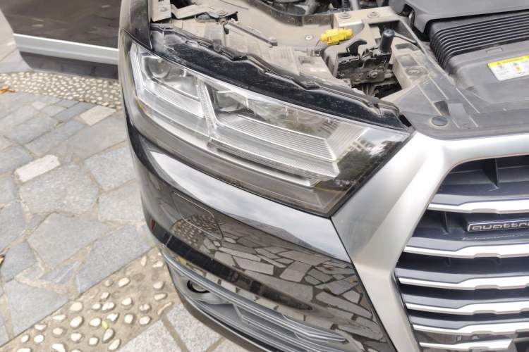 Used Audi Q7 2019 55 TFSI Prestige Edition Engine Bay Right