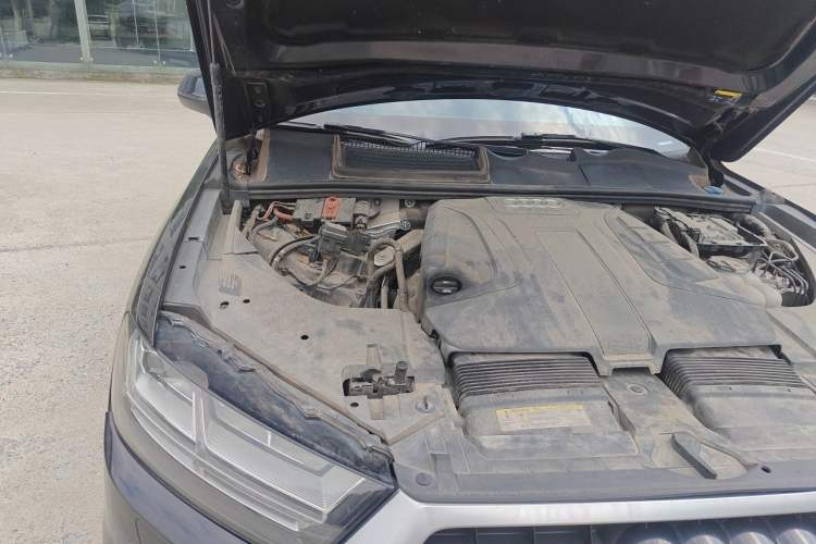 Used Audi Q7 2019 45 TFSI Comfort Model Engine Bay Right