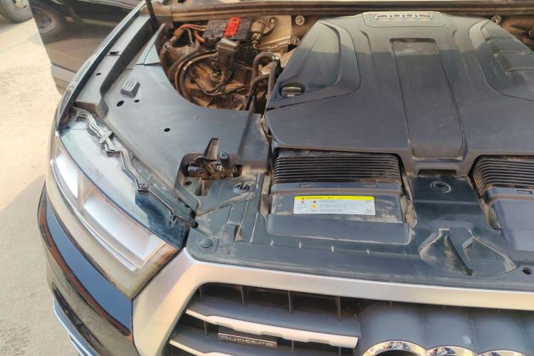 Used Audi Q7 2019 45 TFSI Comfort Model Engine Bay Right