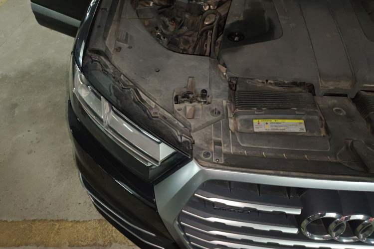 Used Audi Q7 2019 45 TFSI Comfort Model Engine Bay Right