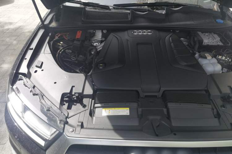Used Audi Q7 2019 45 TFSI Comfort Model Engine Bay Right